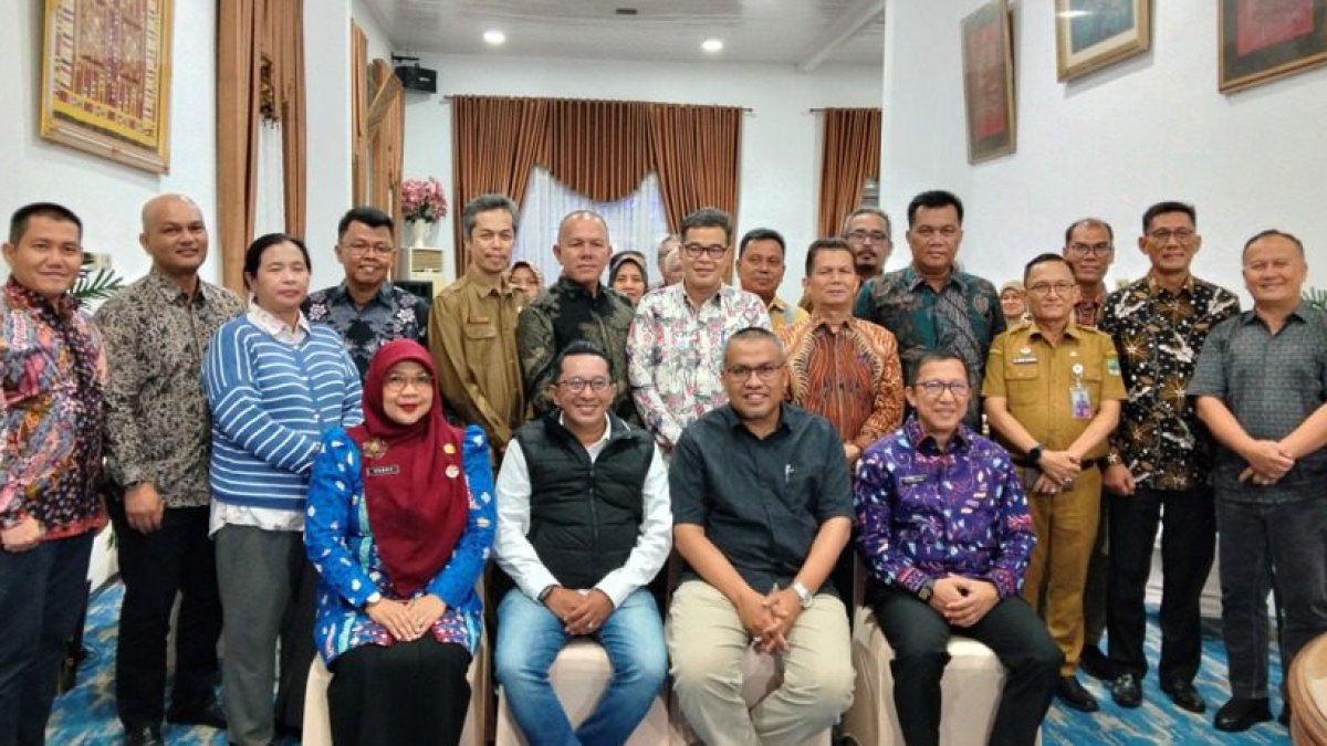 Sekda Sumbar Arry Yuswandi bersama peserta rapat pembentukan Forum Asisten Perekonomian dan Pembangunan di Batusangkar.