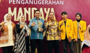 unp-raih-dua-penghargaan-nasional-pada-mandaya-dan-innovillage-awards-2026 Rektor UNP menerima dua penghargaan nasional Mandaya Awards dan Innovillage Awards dari Kemenko PM atas pemberdayaan masyarak