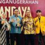 Rektor UNP menerima dua penghargaan nasional Mandaya Awards dan Innovillage Awards dari Kemenko PM atas pemberdayaan masyarak