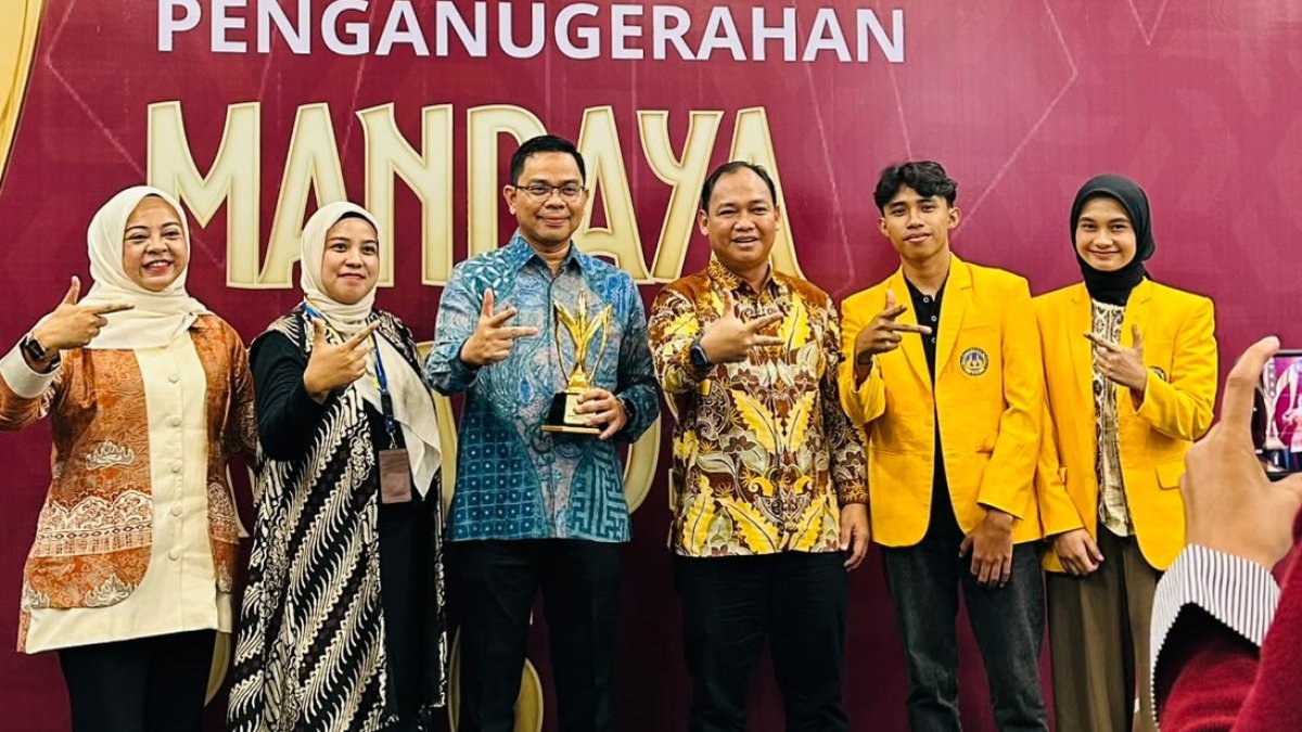Rektor UNP menerima dua penghargaan nasional Mandaya Awards dan Innovillage Awards dari Kemenko PM atas pemberdayaan masyarak