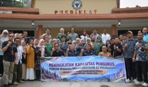 Kepala Unit CSR PT Semen Padang membuka pelatihan peningkatan kapasitas pengurus Forum Nagari untuk tata kelola Program BMN.