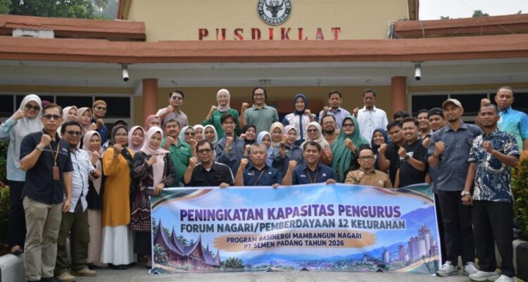 Kepala Unit CSR PT Semen Padang membuka pelatihan peningkatan kapasitas pengurus Forum Nagari untuk tata kelola Program BMN.