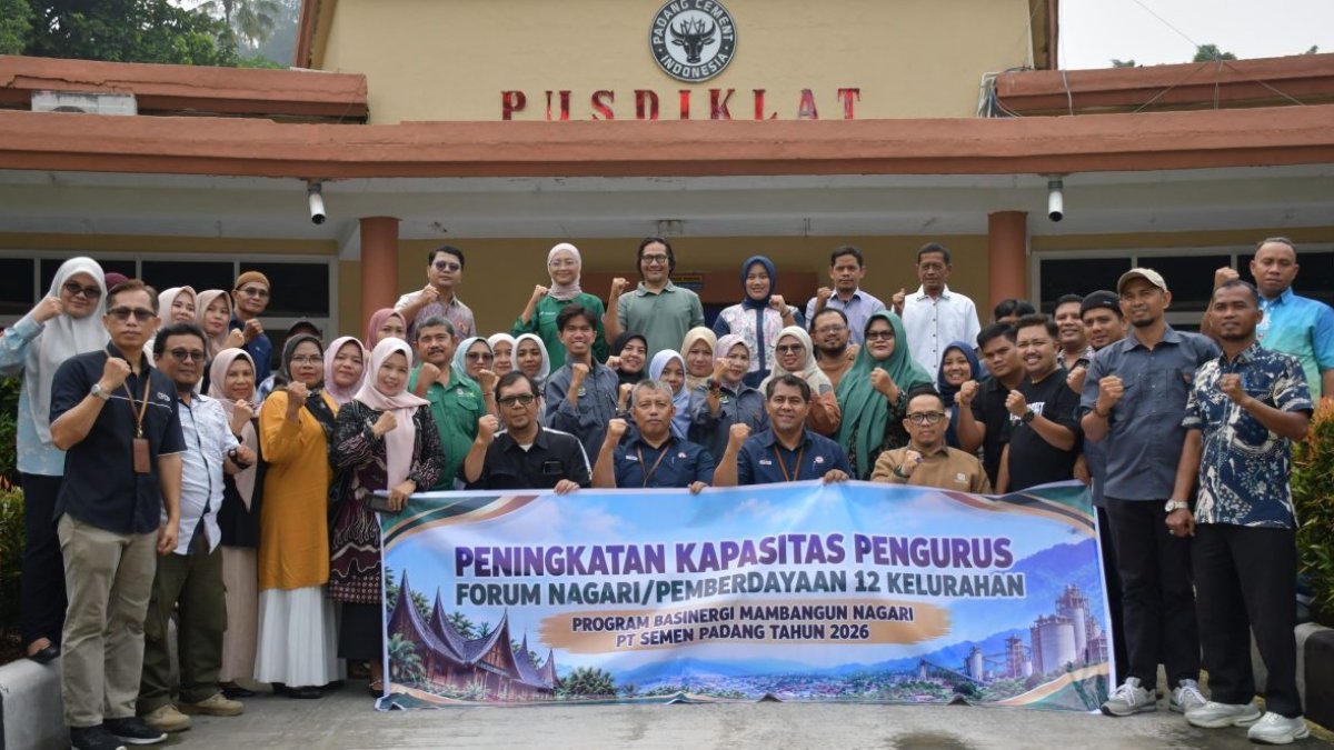 Kepala Unit CSR PT Semen Padang membuka pelatihan peningkatan kapasitas pengurus Forum Nagari untuk tata kelola Program BMN.