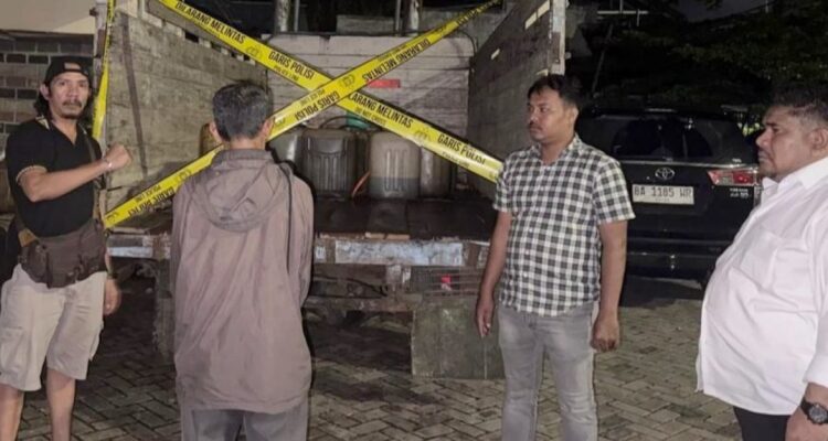 Polisi menyita barang bukti 360 liter Bio Solar dan truk dari tersangka penimbunan BBM bersubsidi di Pariaman.
