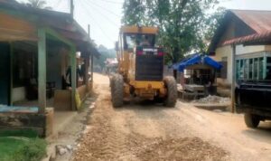 Bupati Dharmasraya Annisa Suci Ramadhani meninjau proyek pembangunan infrastruktur di Kecamatan Asam Jujuhan.