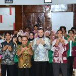 Wali Kota Padang Fadly Amran memberikan materi kepemimpinan kepada mahasiswa dalam LKMM-TM Nasional 2026 di Universitas Andal