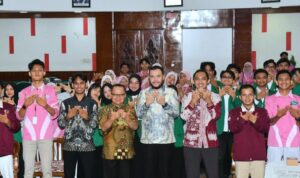 Wali Kota Padang Fadly Amran memberikan materi kepemimpinan kepada mahasiswa dalam LKMM-TM Nasional 2026 di Universitas Andal