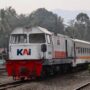 Kereta api KAI Divre II Sumatera Barat melayani penumpang di stasiun sebagai bagian dari transformasi layanan transportasi.