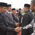 Wali Kota Hendri Arnis melantik 33 pejabat Pemerintah Kota Padang Panjang di Lapangan Bancalaweh.