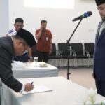 Wali Kota Padang Fadly Amran melantik Indra Noferi sebagai Dewan Pengawas Perumda PSM di Rumah Dinas Wali Kota Padang.