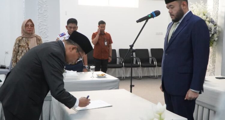 Wali Kota Padang Fadly Amran melantik Indra Noferi sebagai Dewan Pengawas Perumda PSM di Rumah Dinas Wali Kota Padang.