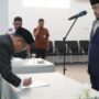 Wali Kota Padang Fadly Amran melantik Indra Noferi sebagai Dewan Pengawas Perumda PSM di Rumah Dinas Wali Kota Padang.