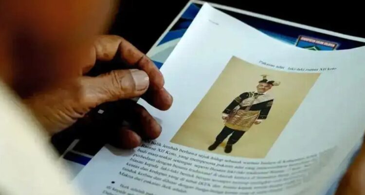 Diskusi kelompok terpumpun penyusunan dokumentasi filosofi pakaian adat Solok Selatan di Aula Disparbudpora.