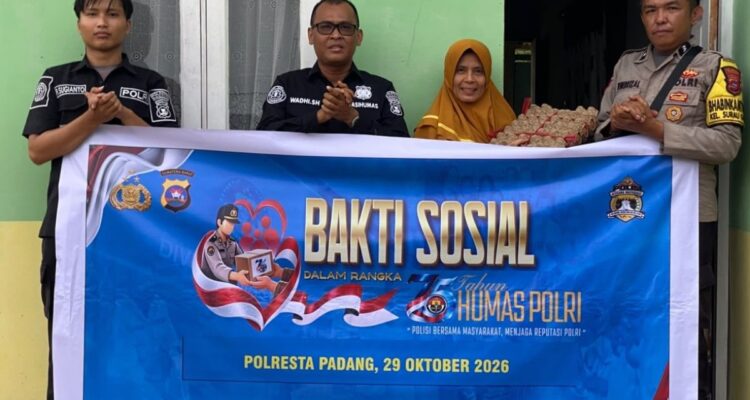 Personel Humas Polresta Padang sedang melaksanakan kegiatan donor darah dalam rangka memperingati HUT Humas Polri ke-75.