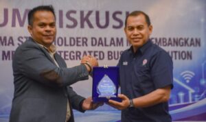 Penandatanganan kerja sama bundling SEPABLOCK dan tambah daya listrik gratis antara PT Semen Padang dan PLN Group.