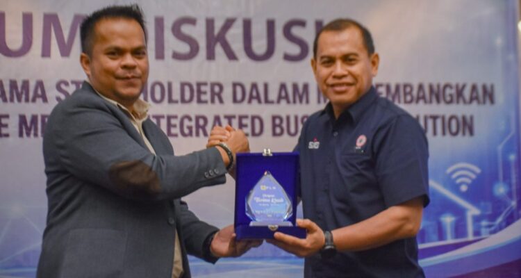 Penandatanganan kerja sama bundling SEPABLOCK dan tambah daya listrik gratis antara PT Semen Padang dan PLN Group.