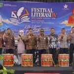 Wali Kota Padang Panjang dan Deputi Perpustakaan Nasional meresmikan Festival Literasi IV di Lapangan Bancalaweh.