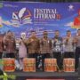 Wali Kota Padang Panjang dan Deputi Perpustakaan Nasional meresmikan Festival Literasi IV di Lapangan Bancalaweh.