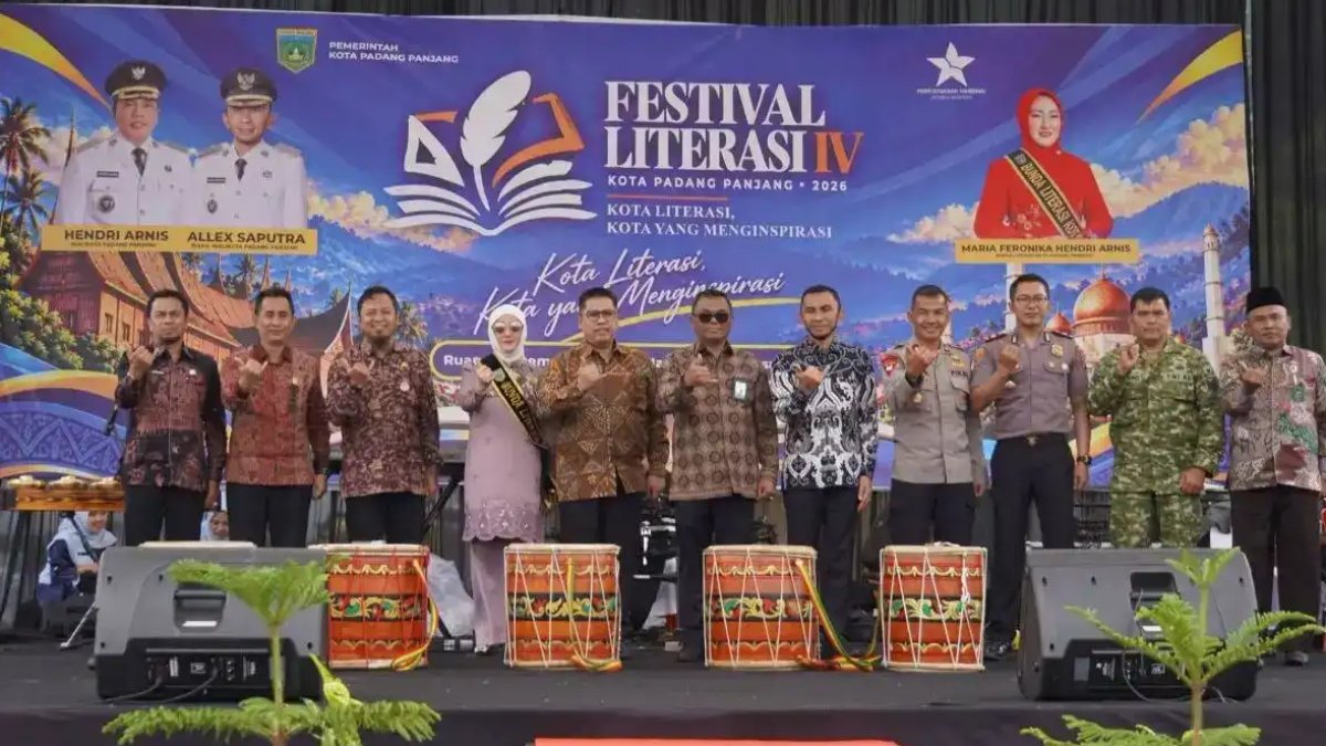 Wali Kota Padang Panjang dan Deputi Perpustakaan Nasional meresmikan Festival Literasi IV di Lapangan Bancalaweh.