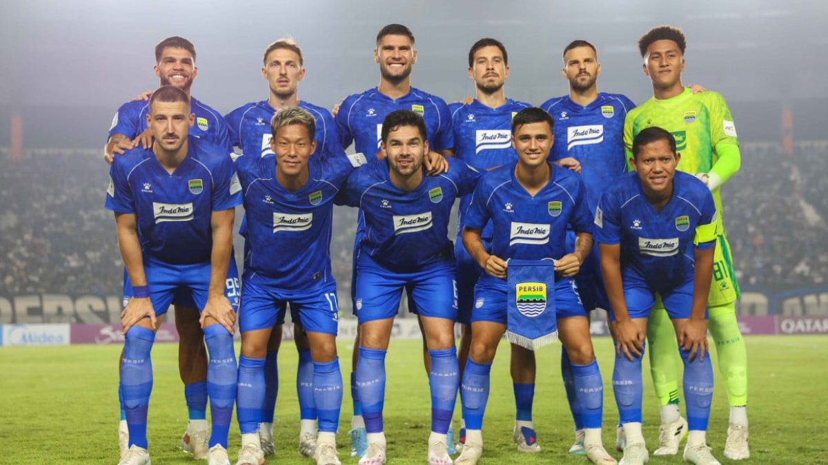 pengamat-ungkap-kunci-persib-belum-kebobolan-di-acl-two,-bukan-cuma-lini-depan Pemain Persib Bandung merayakan kemenangan 2-0 atas Melbourne Victory di ajang AFC Champions League Two.