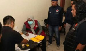 Petugas gabungan Polres Solok Kota dan Forkopimda melakukan razia narkoba dan miras di tempat hiburan malam.