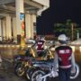 Personel Ditsamapta Polda Sumbar melakukan patroli malam hari untuk menjaga keamanan dan ketertiban di Kota Padang.