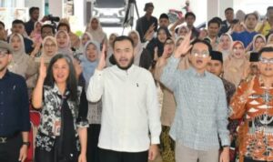 fadly-amran-dan-bpip-dorong-guru-jadi-garda-terdepan-penanaman-nilai-nilai-pancasila Wali Kota Padang Fadly Amran berbicara dalam acara bedah buku Pancasila untuk Pemula bersama pendidik di Palanta.