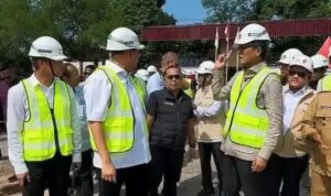 COO Danantara Dony Oskaria meninjau progres pembangunan Stadion Haji Agus Salim di Padang bersama Andre Rosiade.