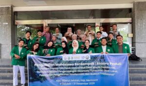 kolaborasi-mahasiswa-unand-dan-warga-kembangkan-ekowisata-tumbuhan-obat-di-mentawai Mahasiswa Unand melakukan edukasi tumbuhan obat di Ethnobotanical Garden, Desa Muntei, Mentawai.