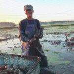 Penyerahan simbolis bantuan dana program pemberdayaan masyarakat oleh PT Semen Padang melalui Forum Nagari.