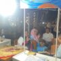 Pelaku UMKM di Nagari Creative Hub Dharmasraya menggunakan pembayaran QR Bank Nagari untuk transaksi nontunai.