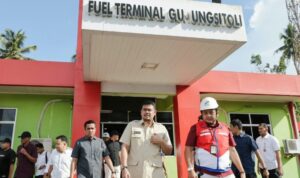 perkuat-sinergi-kelancaran-distribusi-bbm-di-kepulauan-nias,-gubernur-sumut-sambangi-pertamina-patra-niaga-regional-sumbagut Gubernur Bobby Nasution meninjau kesiapan distribusi BBM di Fuel Terminal Gunungsitoli jelang Natal dan Tahun Baru.