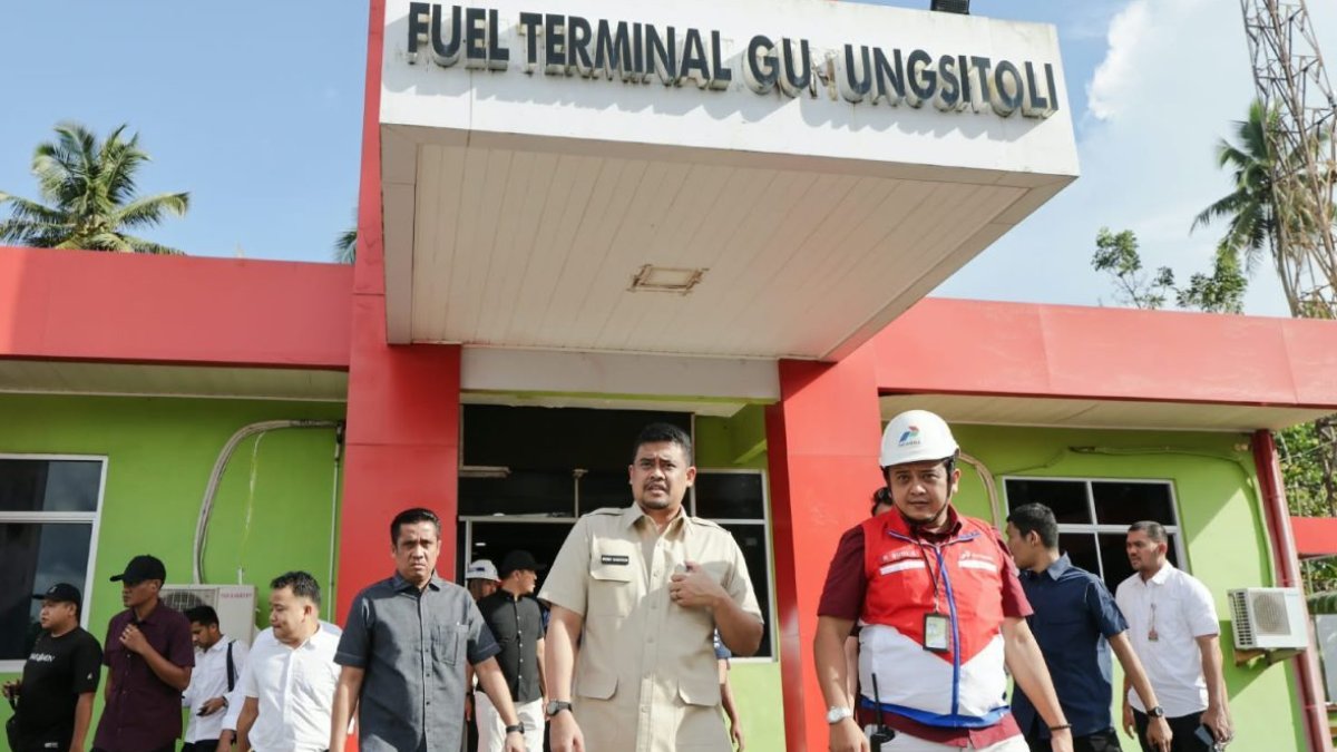 Gubernur Bobby Nasution meninjau kesiapan distribusi BBM di Fuel Terminal Gunungsitoli jelang Natal dan Tahun Baru.