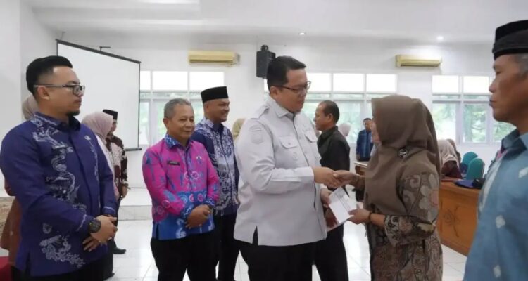 Wabup Tanah Datar Ahmad Fadly melepas 62 ASN yang memasuki masa purna tugas di Aula Kantor Bupati Tanah Datar.