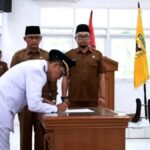 Wabup Tanah Datar Ahmad Fadly saat melantik 26 pejabat dan kepala sekolah di Aula Kantor Bupati Tanah Datar.