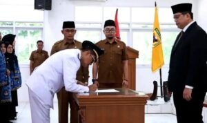 Wabup Tanah Datar Ahmad Fadly saat melantik 26 pejabat dan kepala sekolah di Aula Kantor Bupati Tanah Datar.