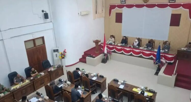 Wali Kota Sawahlunto menyampaikan rancangan APBD 2027 dalam rapat paripurna bersama DPRD untuk target pertumbuhan ekonomi.