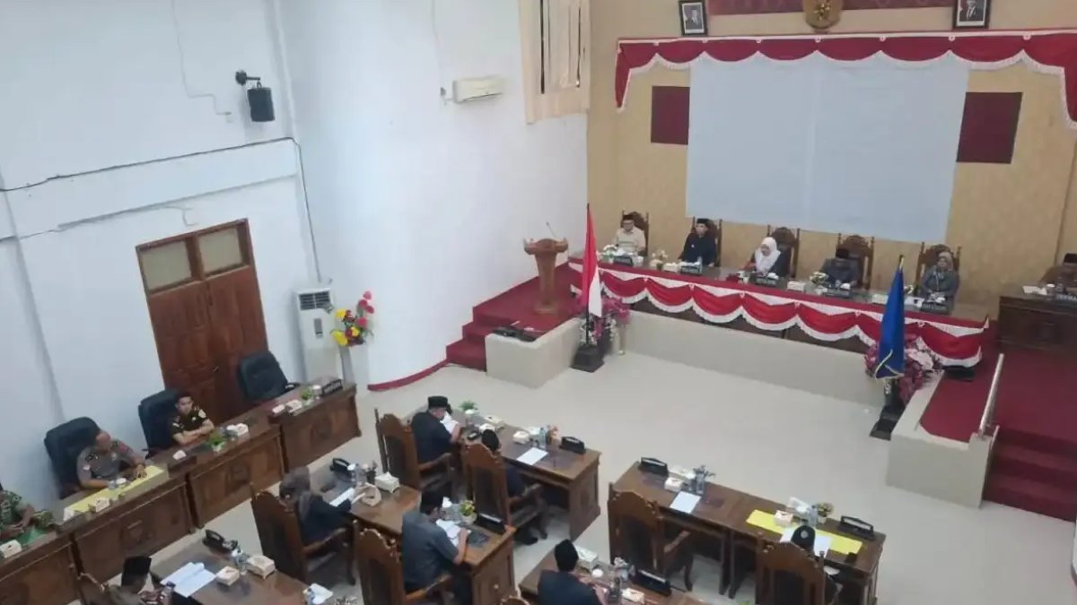 FB_IMG_1793078902804 Wali Kota Sawahlunto menyampaikan rancangan APBD 2027 dalam rapat paripurna bersama DPRD untuk target pertumbuhan ekonomi.