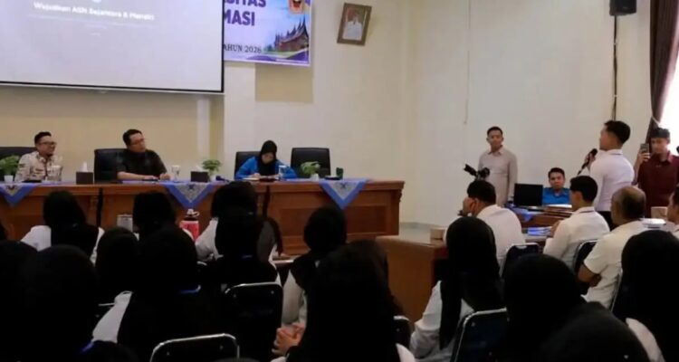 Wakil Bupati Tanah Datar memberikan pembekalan karakter dan literasi keuangan kepada ASN muda di Gedung Islamic Center.
