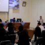 Wakil Bupati Tanah Datar memberikan pembekalan karakter dan literasi keuangan kepada ASN muda di Gedung Islamic Center.