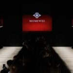Model berjalan di runway Moscow Fashion Week memamerkan koleksi busana desainer internasional untuk pasar global.