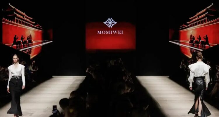 Model berjalan di runway Moscow Fashion Week memamerkan koleksi busana desainer internasional untuk pasar global.