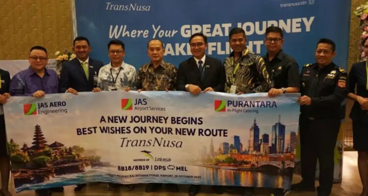 Pesawat TransNusa di landasan pacu Bandara Internasional I Gusti Ngurah Rai untuk rute penerbangan langsung Bali ke Melbourne