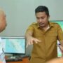 Wagub Sumbar Vasko Ruseimy meninjau pemantauan titik api dan kualitas udara di Stasiun Meteorologi Minangkabau.
