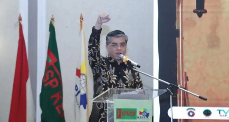 Menaker Yassierli memberikan sambutan dalam Munas VII FSP KEP KSPI terkait pengawalan implementasi UU Ketenagakerjaan baru.