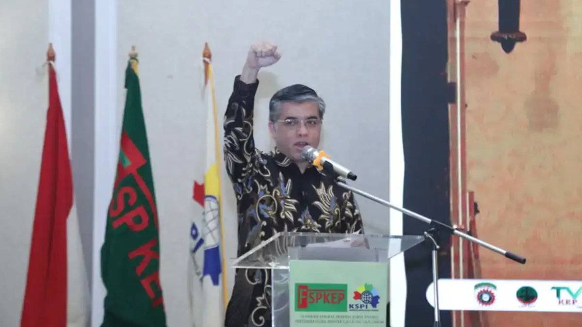 Menaker Yassierli memberikan sambutan dalam Munas VII FSP KEP KSPI terkait pengawalan implementasi UU Ketenagakerjaan baru.