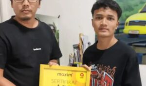 Perwakilan Maxim Padang memberikan santunan biaya pengobatan kepada penumpang korban kecelakaan melalui YPSSI.