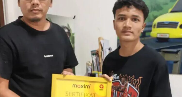 Perwakilan Maxim Padang memberikan santunan biaya pengobatan kepada penumpang korban kecelakaan melalui YPSSI.