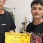 Perwakilan Maxim Padang memberikan santunan biaya pengobatan kepada penumpang korban kecelakaan melalui YPSSI.