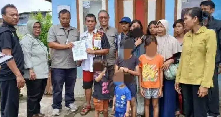 Dinas Sosial Kota Padang memfasilitasi pemulangan keluarga terlantar yang kembali ke kampung halaman untuk memulai hidup baru